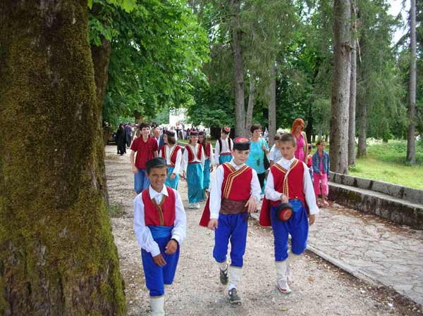Jugendliche in montenegrinischer Tracht in Cetinje (Montenegro, Crna Gora)
