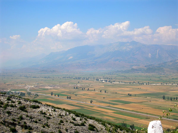 Das Drinos-Tal bei Jergucat im Sden von Albanien