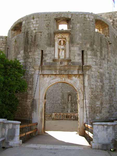 Pile-Tor in der Stadtbefestigung von Dubrovnik (Kroatien, Hrvatska, Croatia, Croatie)