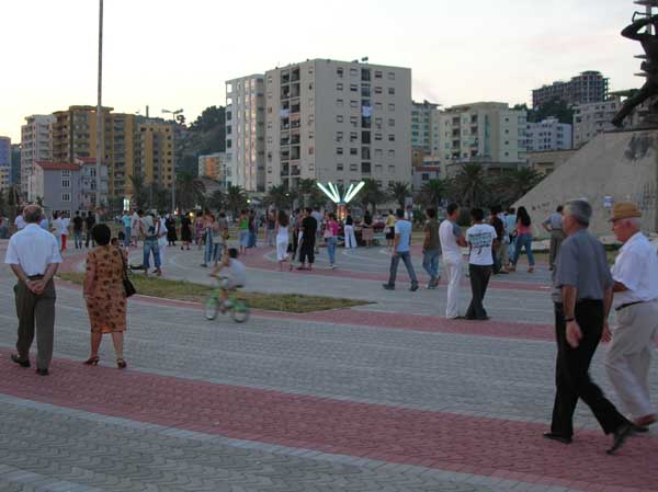 Abendpromenade in Durrs (Durrsi, Durresi, Durres, Durazzo) (Albanien, Albanie, Albania, Shqipria)