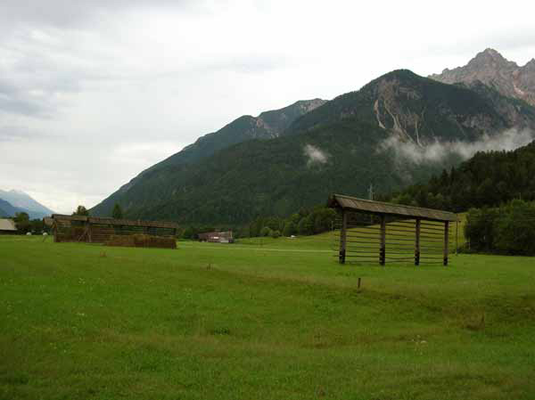 Kozolec (Gestell zum trocknen von Heu) bei Gozd-Martuljek nahe Kranjska Gora (Slowenien, Slovenija, Slovenia, Slovenie)