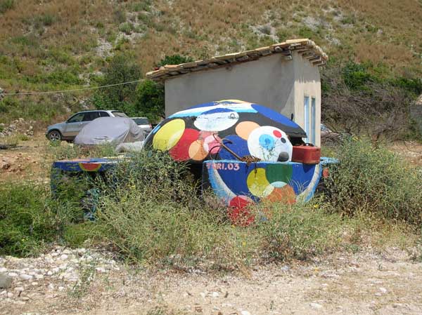Bunker am Llaman-Strand bei Himara (Himar) an der albanischen Riviera (Albanien, Albanie, Albania, Shqipria)