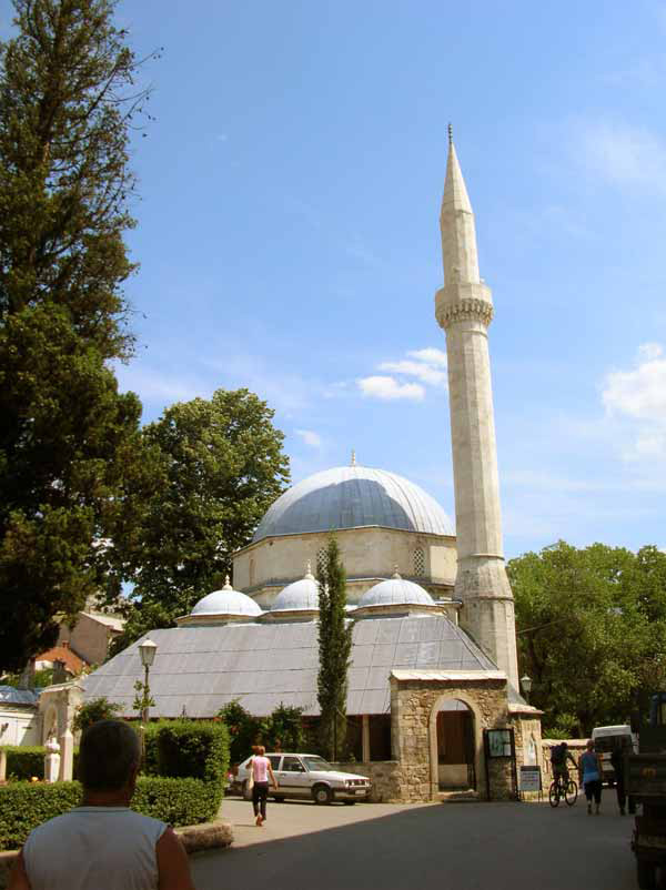 Moschee mit Minarett in Mostar (Bosnien und Herzegowina, Bosna i Hercegovina)