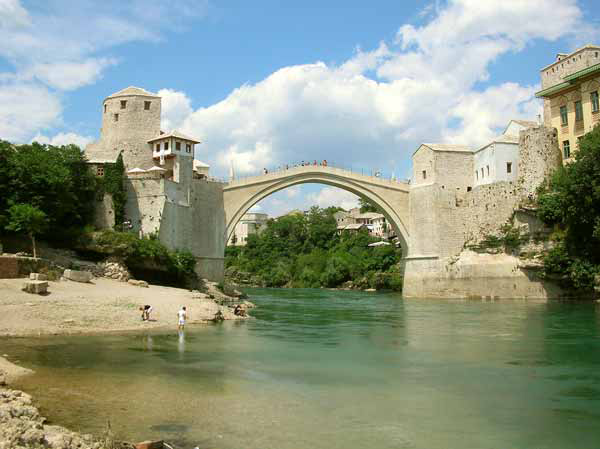 Die alte Steinbrcke in der Altstadt von Mostar (Bosnien und Herzegowina, Bosna i Hercegovina)