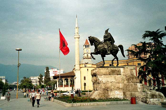 Skanderbeg-Platz, Et'hem Bey Moschee, Reiterstandbild, Uhrturm im Zentrum von Tirana (Tiran, Tirane) (Albanien, Albanie, Albania, Shqipria)