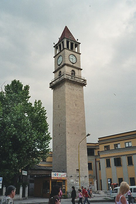 Der Uhrturm am Skanderbeg-Platz im Zentrum von Tirana (Tiran, Tirane) (Albanien, Albanie, Albania, Shqipria)
