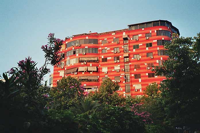 Farbig angestrichener Block in Albaniens Hauptstadt Tirana (Tiran) (Albanien, Albanie, Albania, Shqipria)