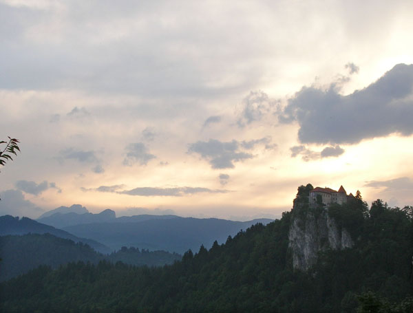 Die Burg von Bled bei Sonnenuntergang (Slowenien)