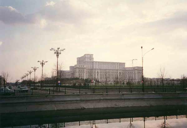 Palatul parlamentului bzw. Casa poporului (Haus des Volkes, Parlamentspalast)in Bukarest (Bucuresti, Bucharest) (Rumänien, Romania, Roumanie)