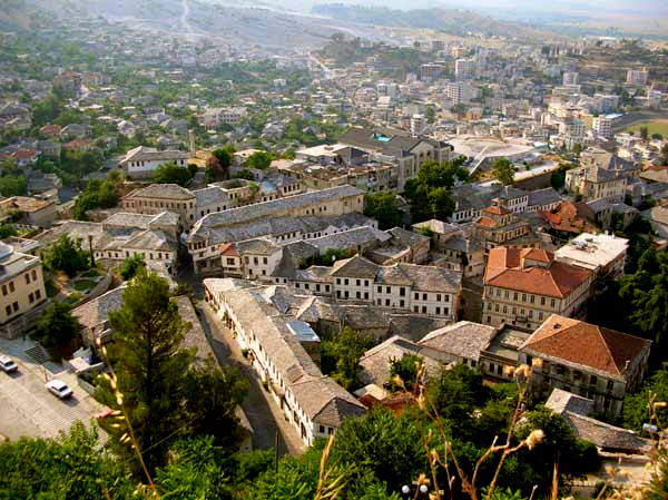 Blick auf Gjirokastra (Gjirokastr) mit der Altstadt und der neuen Stadt (Albanien, Albanie, Albania, Shqipria)