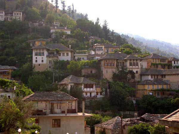 Altstadthuser in Gjirokastra (Gjirokastr: Unesco world heritag, Weltkulturerbe) (Albanien, Albanie, Albania, Shqipria)