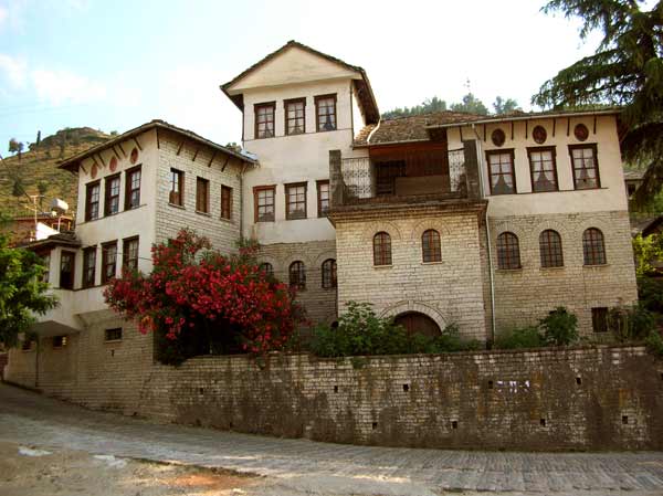 Geburtshaus von Enver Hoxha (Ethnographisches Museum) in Gjirokastra (Gjirokastr) (Albanien, Albanie, Albania, Shqipria)