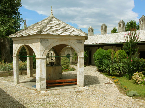 Brunnen im Hof eines Hauses im osmanischen Stil in der Altstadt von Mostar (Bosnien und Herzegowina)