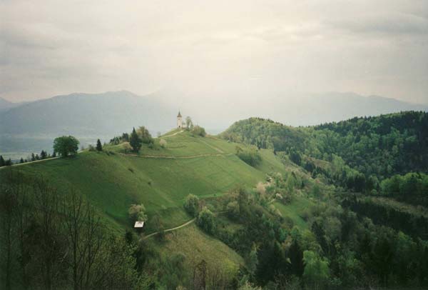 Kirche auf einem Grat (Slowenien)